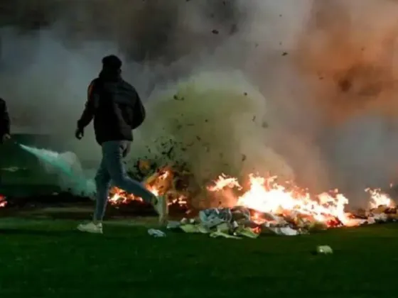 Por una bengala, se incendió una cancha en pleno partido