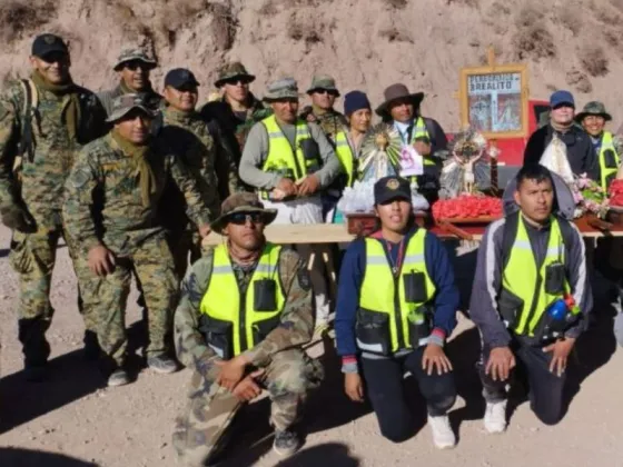 Miembros del GEOPS asistieron a los fieles cuando cruzaron por la Cuesta del Obispo