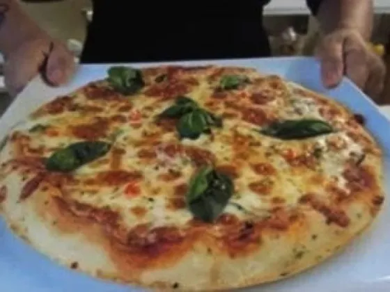 Pizza líquida al horno, una receta argentina que preparas con una cuchara y queda lista en 5 minutos