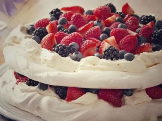 Dulce, rica y llena de frutas: receta de torta “Pavlova” para preparar en pocos pasos