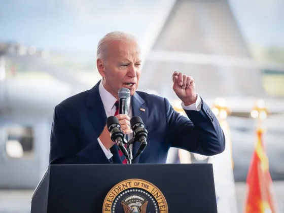 Deplorable: Biden dijo que los trabajadores negros e hispanos no tienen títulos escolares y la Casa Blanca editó el discurso