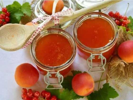 Mermelada casera y bajas calorías de naranja, calabaza y manzana