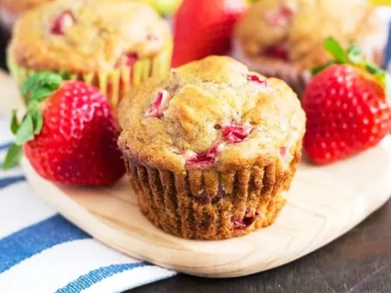 Cómo hacer muffins de frutilla: la receta para que salgan bien esponjosos