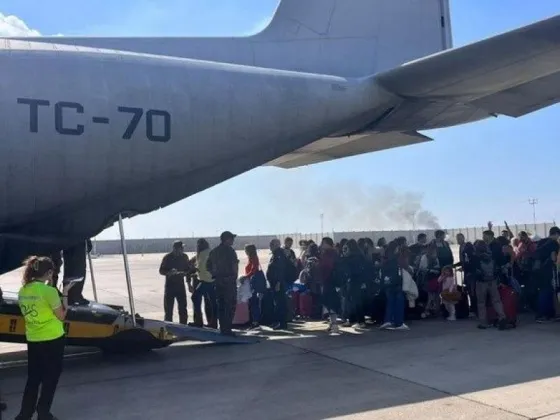 Aterrizó en Roma el tercer vuelo del Hércules con otros 46 argentinos evacuados de Israel