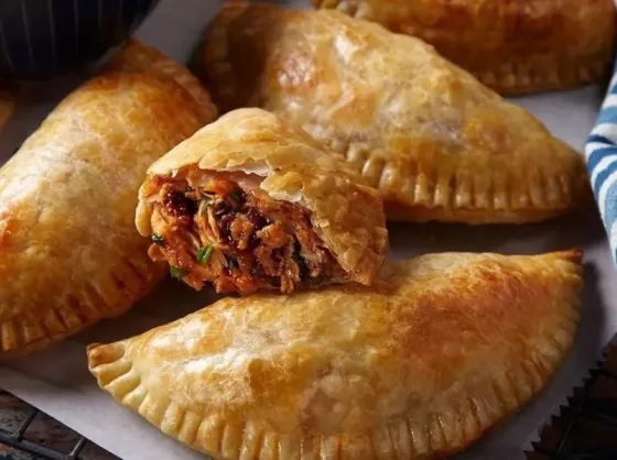 Cómo hacer el mejor relleno de pollo para empanadas: la receta más sencilla y económica