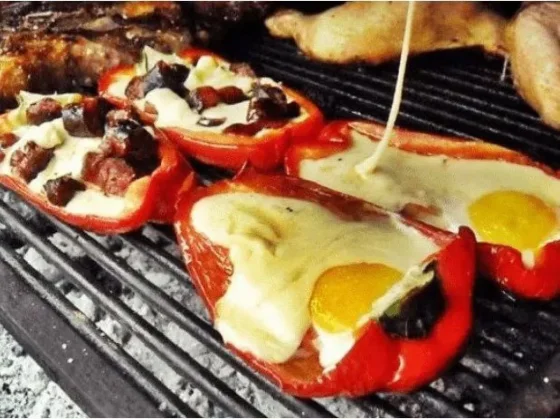 Ideal para acompañar el asado: como hacer unos deliciosos y tiernos morrones con huevo a la parrilla