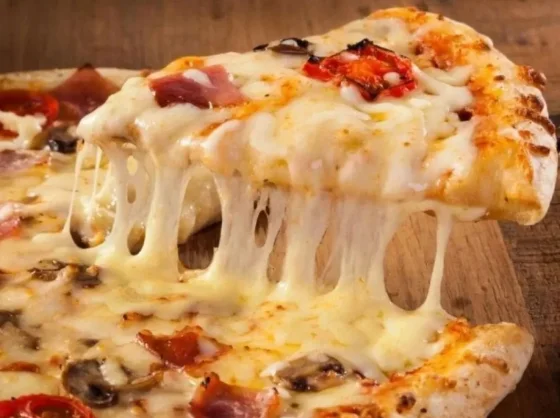 Con esta receta de pizza casera fácil vas a quedar como un rey