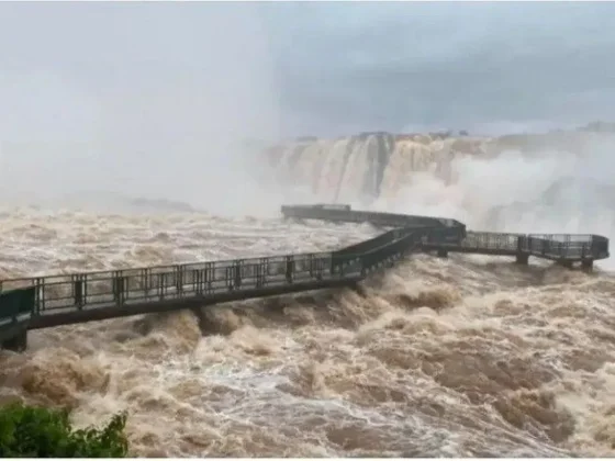 Cataratas del Iguazú abrió con horarios reducidos tras una mejora en el río