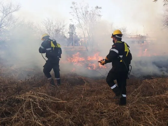 Fuego en los pastizales del Hiper Libertad