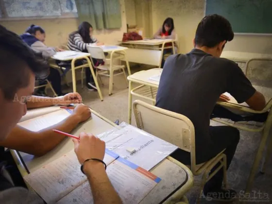 Una maestra le regaló zapatillas a un alumno y él se las dio a su mamá: “Ella las necesita más”