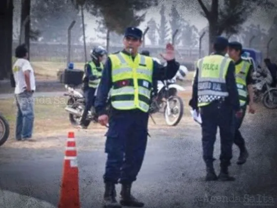 Salteña quiso evadir un control policial y chocó en la huida