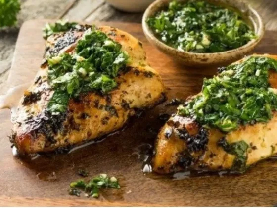 Receta de pollo a la parrilla con chimichurri: un clásico imperdible para sumar al asado