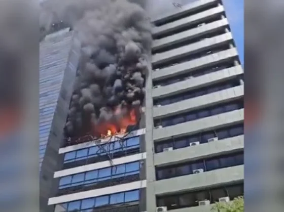 Trágico incendio en un edificio junto a la Secretaría de Trabajo: encontraron a una mujer muerta