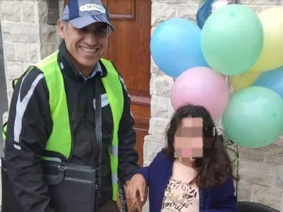 Vestido de cartero, un juez sorprendió a una niña al informarle su adopción