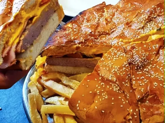 Un local lanzó un polémico reto que consiste en comer una hamburguesa de 1 kilo en 30 minutos para no pagarla