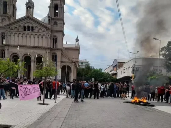 Estallido social en La Rioja de Quintela: La policía y los empleados públicos denuncian salarios impagos