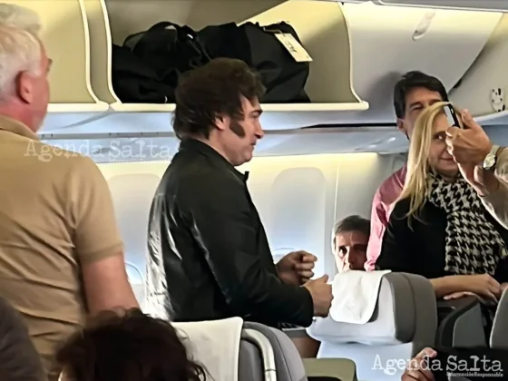 El presidente utilizó un avión de línea para su gira a Davos.