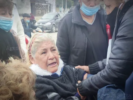 "Queremos vivir, no solo sobrevivir" A pesar del frío, jubilados salteños cortaron la ruta 50 para exigir mejoras al PAMI