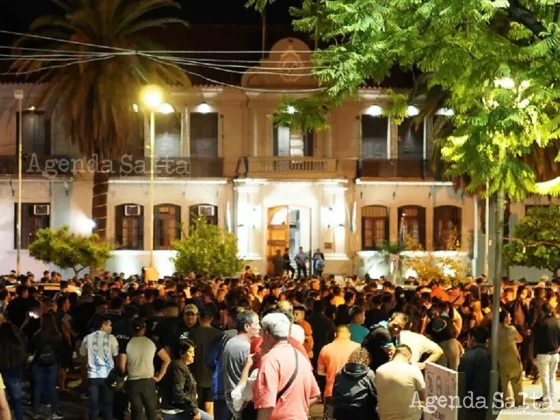 Manifestantes en La Rioja. Reclaman aumentos de sueldos y rechazan la impresión de bonos provinciales.