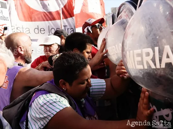 Tensión: partidos de izquierda cortaron el tránsito en Congreso y Gendarmería activó el protocolo para liberar calles