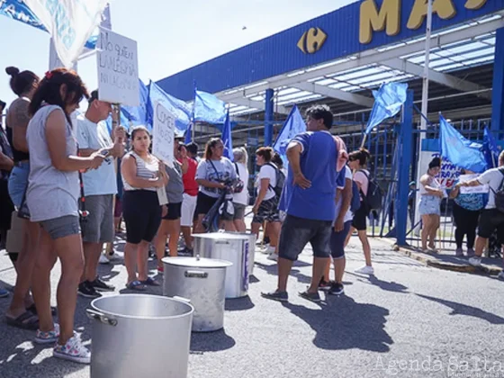 Piqueteros K se congregan en varios supermercados de CABA por comida