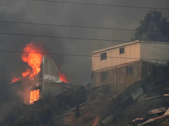 Chile: Al menos 99 muertos, más de 3.000 casas quemadas y sospechas de intencionalidad