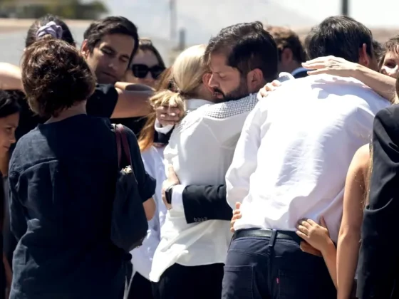 El emotivo abrazo del Presidente Boric con la viuda de Sebastián Piñera