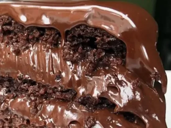 La receta perfecta para hacer un pastel de chocolate de tres capas