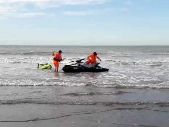 Buscan a un joven de 21 años que desapareció tras meterse al mar