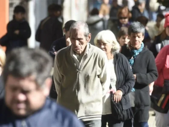 Jubilados: Caputo anunció una suba del 30% en marzo por la movilidad y un bono