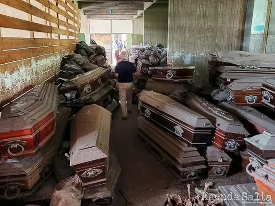 Encontraron 500 ataúdes abandonados y 200 bolsas con restos humanos en un cementerio