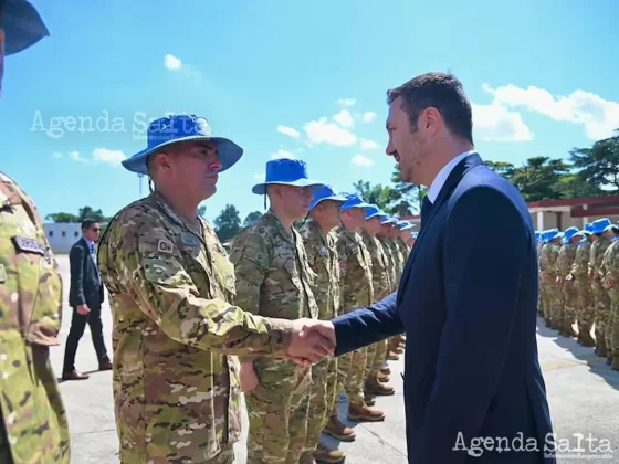 El ministro Luis Petri saluda a los militares, en la ceremonia organizada por el Estado Mayor Conjunto de las Fuerzas Armadas