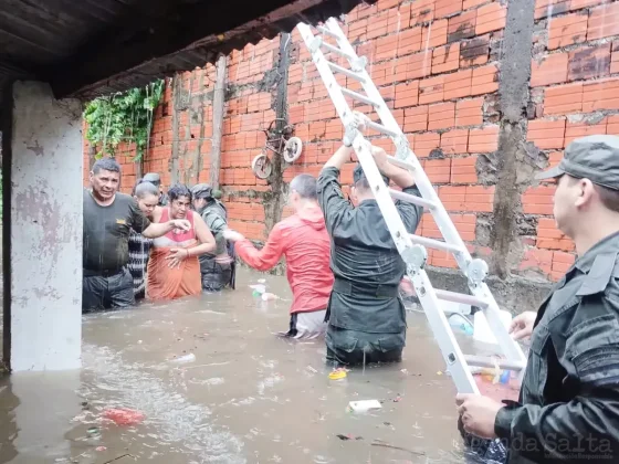 Feroz temporal en Corrientes: casas tapadas de agua y cientos de evacuados