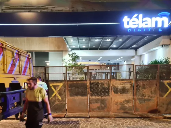 Cierre de Télam: trabajadores no pudieron entrar a la redacción y deshabilitaron el sitio web