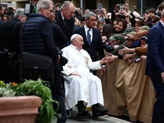 El Papa Francisco mostró signos de mejoría al presidir una misa en una iglesia de Roma