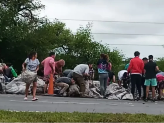 Un camión que transportaba cerveza volcó su acoplado y los vecinos quisieron saquearlo