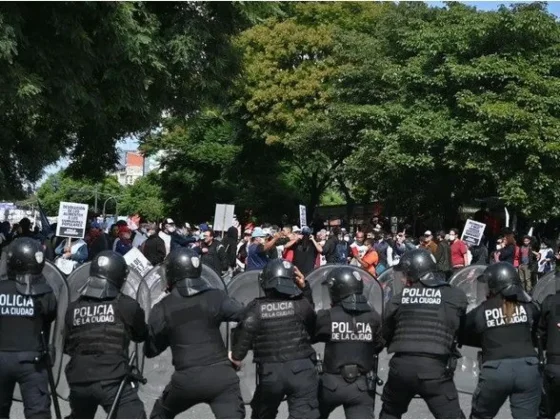 Protesta en la 9 de Julio: la Policía aplicó el protocolo antipiquete, liberó la calle y hay diez detenidos