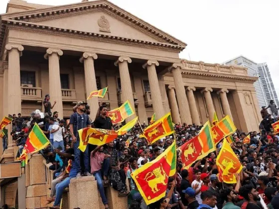 En una ola de protesta, miles de manifestantes asaltaron la residencia del Presidente en Sri Lanka