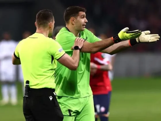 Dibu Martínez sufrió una sanción tras lo sucedido en Francia ante Lille y su DT le dio un apoyo rotundo