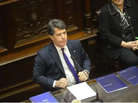 Dudas y versiones cruzadas sobre la continuidad del jefe de Gabinete de Javier Milei