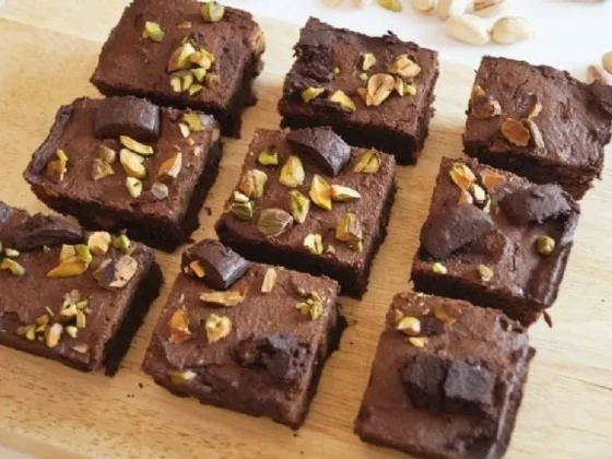 En pocos minutos, prepará este brownie con yogur y bajo en calorías para disfrutar de un dulce sin culpa