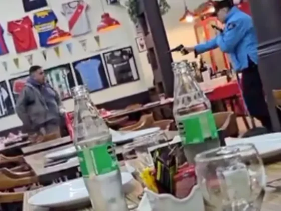 [VIDEO] Un policía de la Ciudad mató a un hombre que lo atacó con un cuchillo en un bodegón de Balvanera