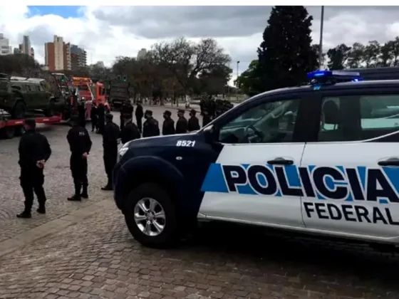 Al menos 27 policías se intoxicaron con hamburguesas en un comedor y fueron internados de urgencia