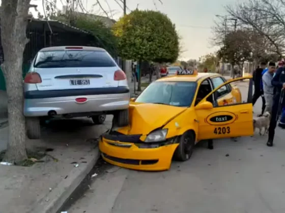 Simuló ser pasajero, le robó a una taxista y cuando estaba por escapar otros tres ladrones lo asaltaron