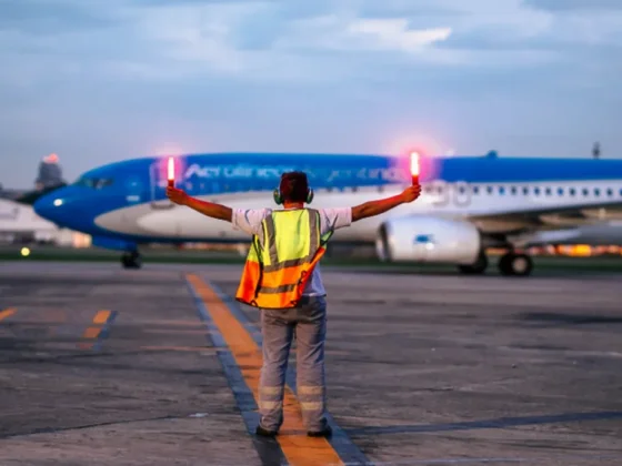 Ley Bases: el Gobierno eliminó a Aerolíneas Argentinas, Correo Argentino y Radio Nacional de las empresas sujetas a privatizar