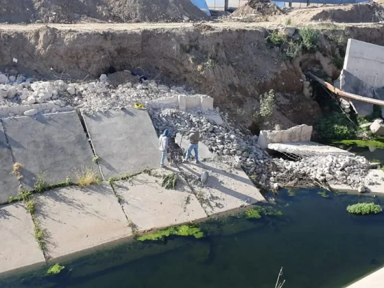 La Municipalidad de Salta retira placas dañadas y escombros del canal Yrigoyen