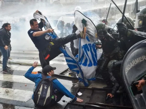 Al menos 27 detenidos por los incidentes fuera del Congreso y uno de ellos tenía una granada