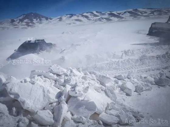 Rescataron a una familia que estuvo cuatro días varada dentro de una camioneta en medio de la Cordillera