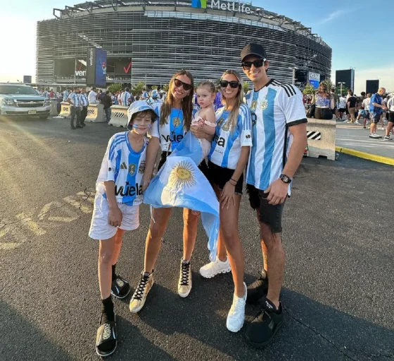 Pampita y Ana alentaron a la Selección y robaron miradas con sus impensados looks