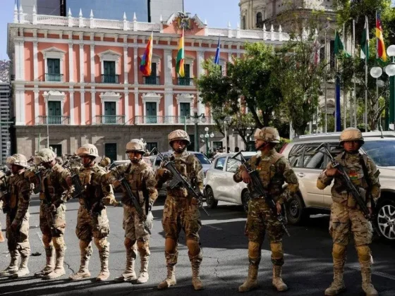 Bolivia: tropas militares cercan la Plaza Murillo y el presidente Arce denuncia "golpe de estado"